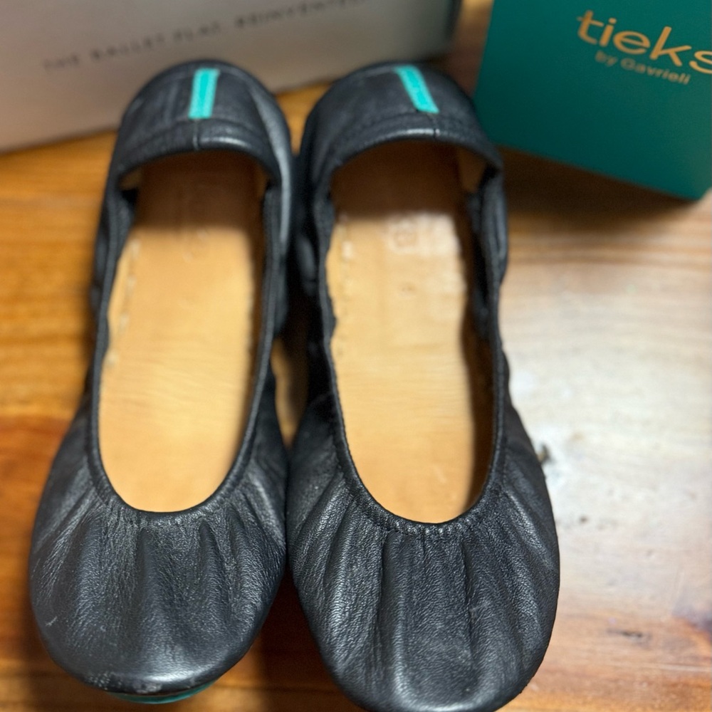 Tieks Classic Black Leather Flats - Size 8